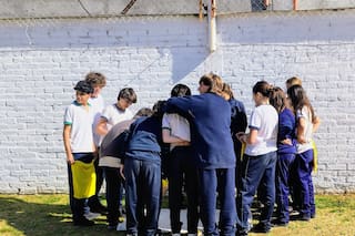 300 familias acuerdan prohibir el celular a los chicos hasta los 13 años