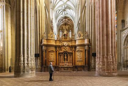 La nave central da cuenta del interior gótico de la Catedral.