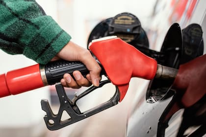 La nueva mezcla de gasolina que habilita California con la ley podría bajar los costos para los conductores