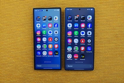 La pantalla externa del Galaxy Z Fold7 es de 6,5 pulgadas, con un diseño convencional (aquí, junto a un Galaxy S25 Ultra)