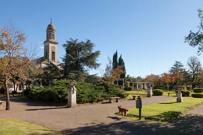 La plaza Pascual Pringles, con la parroquia Santa Rosa de Lima.