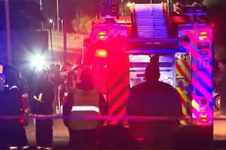 Un bombero murió y otros tres resultaron heridos tras ser atropellados mientras apagaban un incendio