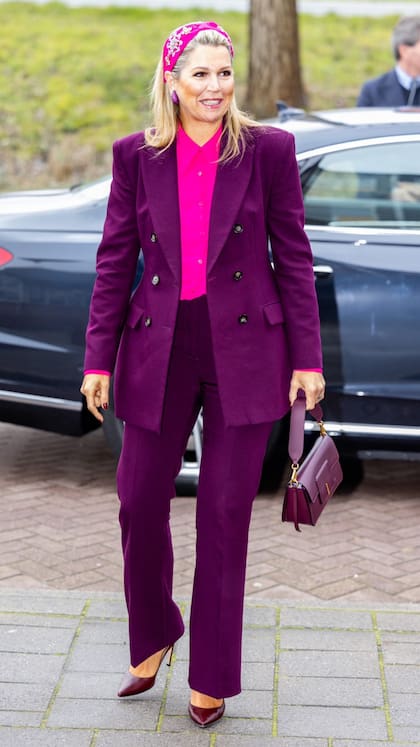 La reina Máxima elegante con un conjunto de pantalón y saco morado de Zara para asistir a una actividad en la ciudad de Gouda en marzo de 2023 (Foto: Instagram @patrickvkatwijk)
