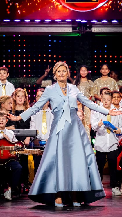 La reina Máxima luciendo un conjunto de Natan Couture para Gala de Música Navideña en diciembre de 2023