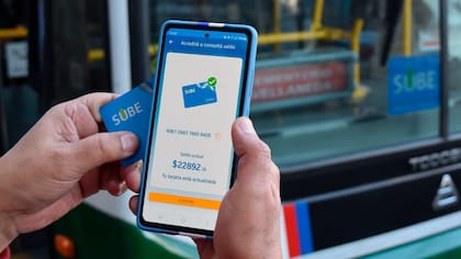 La tecnología NFC permite hacer pagos con solo apoyar el celular en la terminal