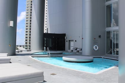 La torre tiene pileta pública y privadas para cada unidad.