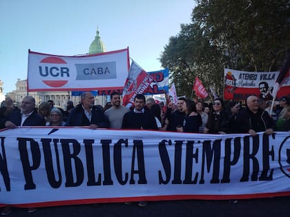 La columna de la UCR, encabezada por el presidente del Comité Nacional, Leonel Chiarella