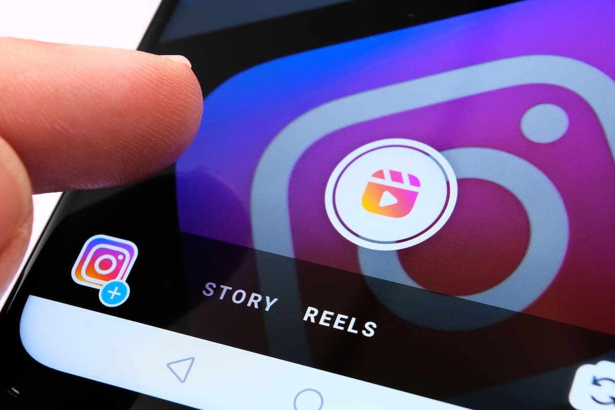 La Unión Europea cuestiona funciones como los reels, la reproducción automática y el desplazamiento infinito, a las que atribuye un uso prolongado y potencialmente adictivo de las redes sociales