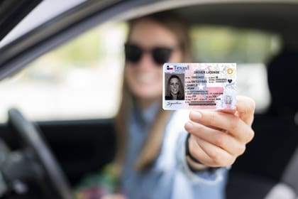 La verificación del DHS aplica únicamente para las solicitudes de migrantes que no sean ciudadanos estadounidenses