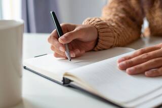 Qué dice la psicología de las personas que escriben a mano en lugar de usar su celular