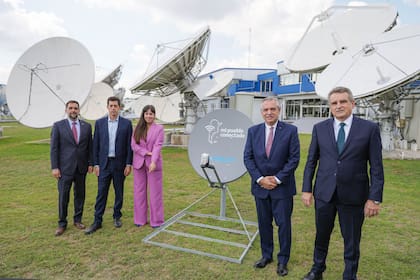 Leal, De Pedro, Sánchez Malcolm, Fernández y Rossi, en Benavídez, al anunciar el plan "Mi Pueblo Conectado"