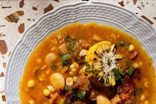 Dónde comer locro, empanadas y pastelitos para celebrar el Día de la Independencia
