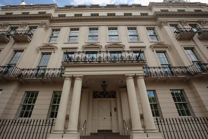 El frente de la propiedad ubicada en 2-8a Rutland Gate, con vistas a Hyde Park