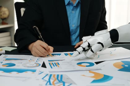 Los especialistas coinciden en que la forma de hacer que la inteligencia artificial sea rentable es incorporarla a los procesos de la empresa