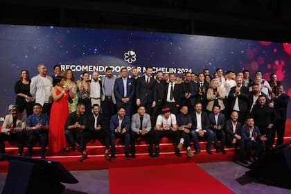 Los ganadores en el escenario del Arenas Studios, donde se realizó la ceremonia de premiación