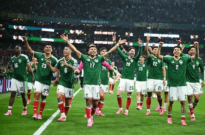 Los jugadores de México tras el triunfo histórico ante Ecuador: todos con botines rosas (Photo by YURI CORTEZ / AFP)
