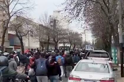 Los manifestantes del MTE, este jueves, en La Plata