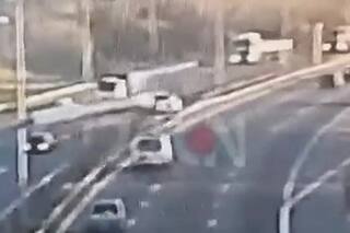 Una camioneta con cuatro adolescentes se cruzó de carril, volcó y chocó contra un utilitario: murió el conductor
