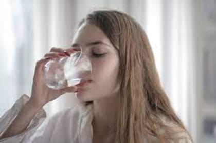 Los niveles elevados de azúcar en la sangre pueden obligar a los riñones a comenzar a trabajar más y uno puede sentir la necesidad de beber y orinar más