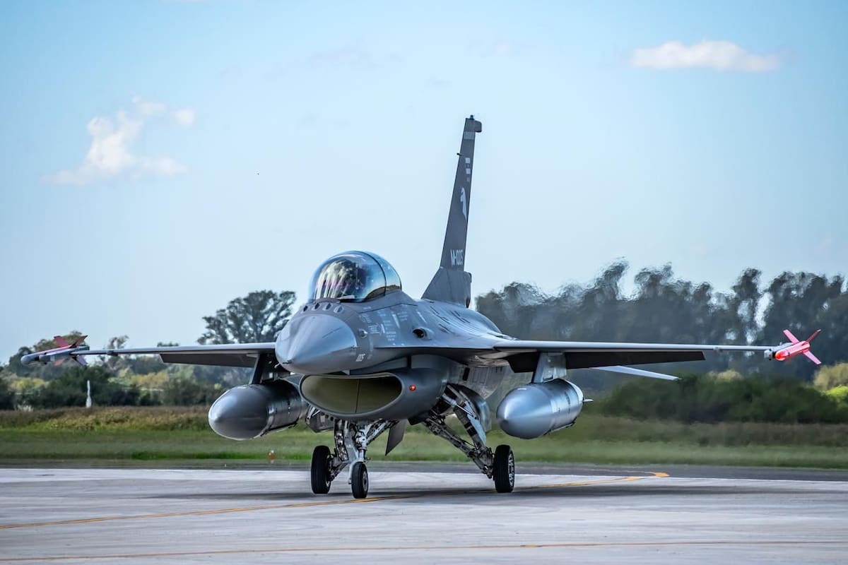 Los primeros aviones caza F-16 permanecen desde diciembre pasado en Río Cuarto, a la espera de ser trasladados a Tandil
