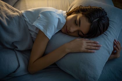 Los profesionales sostienen que las dos claves para una rutina saludable para despertarse son: levantarse a una hora fija cada día y ver la luz del sol por la mañana