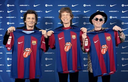 Los Rolling Stones promocionaron la camiseta con el logo de la banda que los jugadores del FC Barcelona lucirán durante el próximo partido contra el Real Madrid.