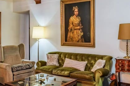Los sillones viajaron desde Vicente López a la estancia El Porvenir de Mar del Sud. La obra, “Retrato de una dama”, del pintor italiano Giuseppe Ghislandi (1655-1743), apareció colgada en el living de la casa de una de las hijas de Friedrich Kadgien