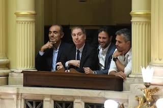 El Gobierno mueve a sus espadas políticas para salvar a Adorni de una interpelación y moción de censura
