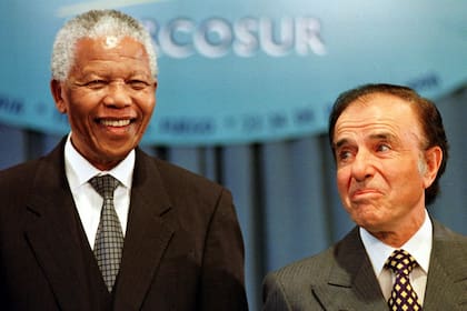 Nelson Mandela junto a Carlos Menem en la visita que el sudafricano hizo a la Argentina en 1998; en 1995, el líder argentino había estado en Sudáfrica, una visita organizada por el embajador argentino allí, Hugo Porta