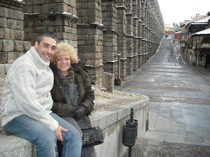 María rosa Fugazot y su hijo René Bertrand