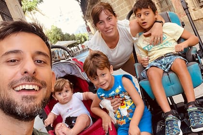 Mariano, Florencia y sus tres hijos.