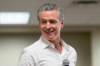 Como en California: quién es el gobernador que sigue los pasos de Newsom y busca rediseñar los mapas electorales
