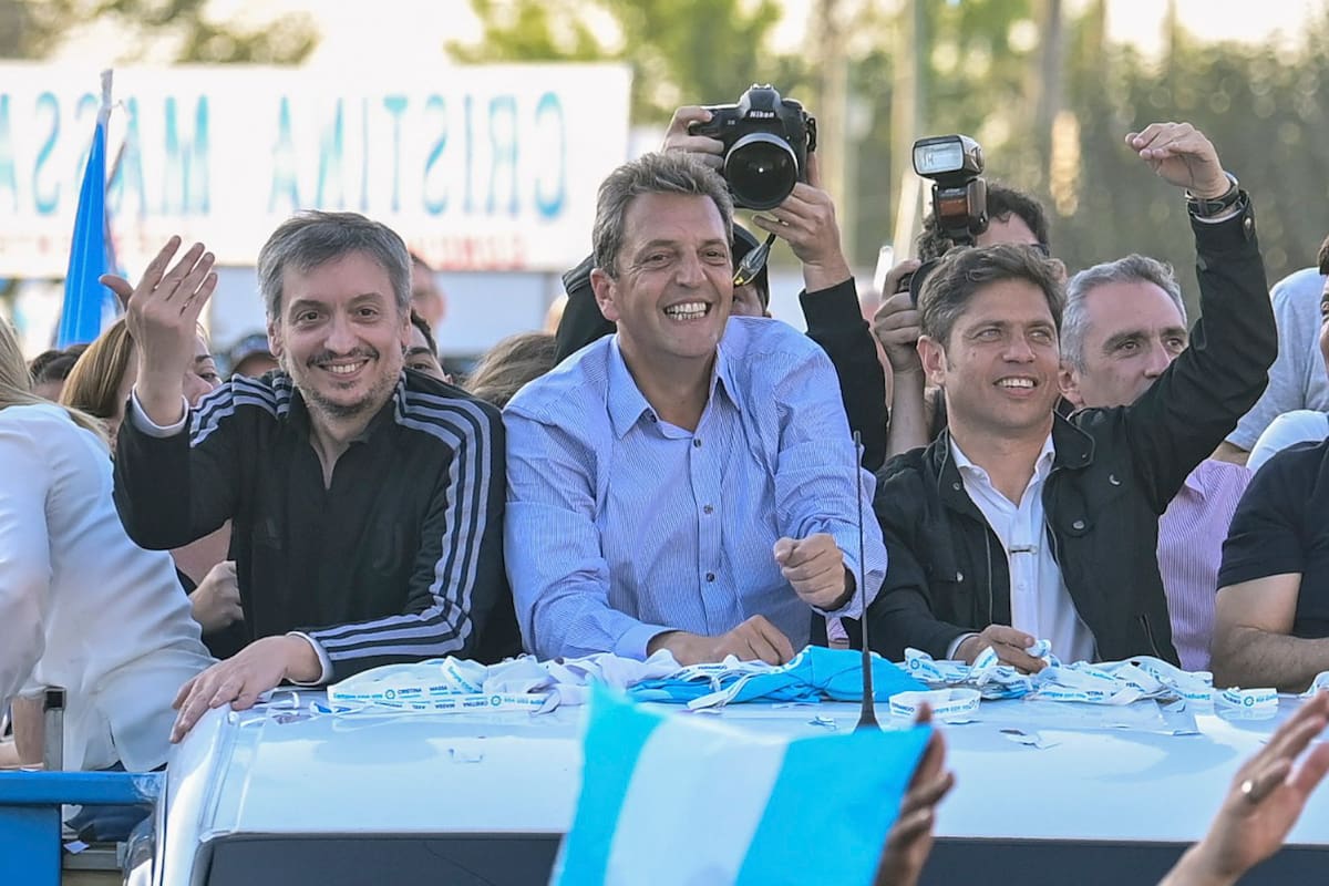 Massa, entre Máximo Kirchner y Axel Kicillof, durante la campaña de 2023