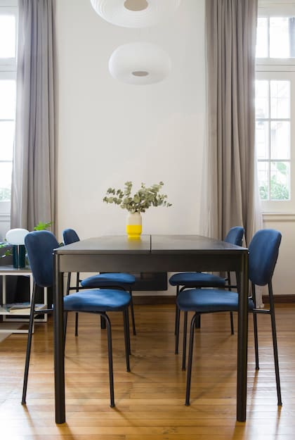 Mesa de comedor, sillas y banquetas (Estudio Te). Las aberturas se restauraron y se pulió e hidrolaqueó el piso de pino tea, que había sido recubierto por uno vinílico en una reforma previa.