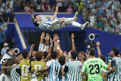 Messi siente el respaldo de sus compañeros, pero también la presión de devolverles ese apoyo dentro de la cancha