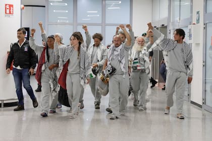Miembros italianos de la Flotilla Global Sumud llegan al aeropuerto de Fiumicino, en Roma, tras ser liberados