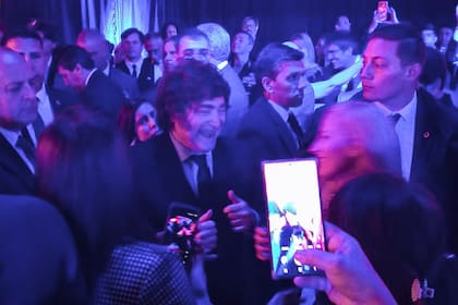 Milei accedió a tomarse fotos con los invitados en la embajada de Estados Unidos