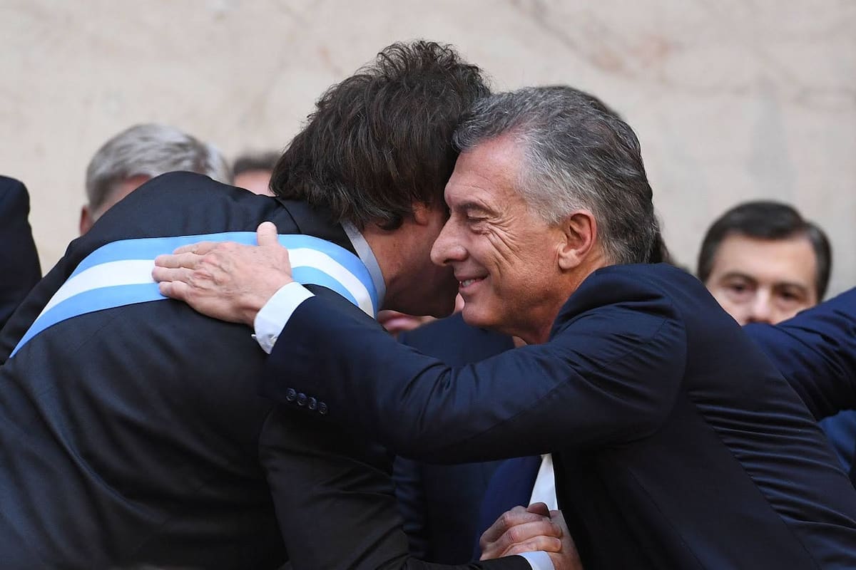 Milei saluda a Mauricio Macri después de asumir como presidente