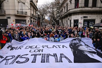 Militantes camporistas de Mar del Plata, el domingo, frente al departamento de Cristina Kirchner