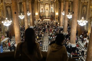 Cientos de personas participaron del homenaje a Francisco en la basílica donde nació su vocación