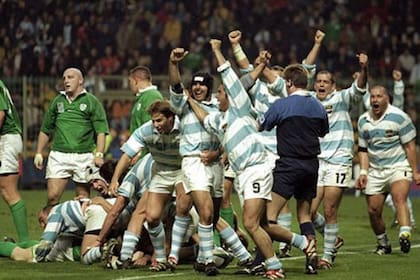 Felipe Contepomi (17) está por abrazar al árbitro Stuart Dickinson, que acaba de poner fin al memorable 28-24 de Argentina contra Irlanda en el Mundial Gales 1999; esa victoria inauguró casi un decenio de predominio del rugby defensivo.