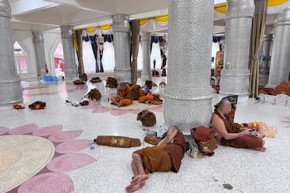 Monjes que resultaron con heridas leves descansan en un templo cercano