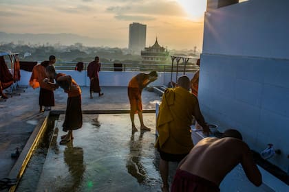 Monjes y novicios budistas en el nuevo monasterio Masoeyein, en donde reside Ashin Wirathu
