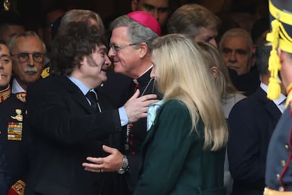 Monseñor García Cuerva recibió en la Catedral a Javier Milei y Karina Milei