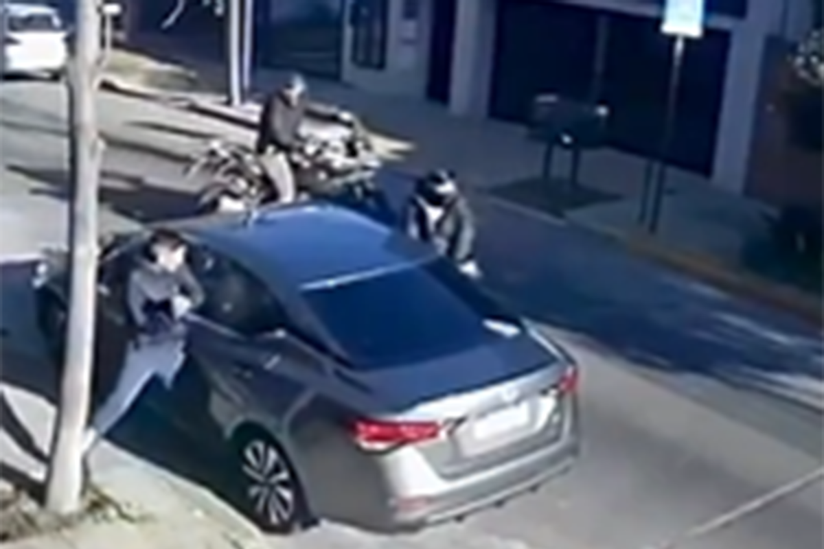 Motochorros intentan robar un bolso de un auto