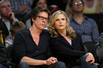 Muy atentos. Kevin Bacon y su mujer, Kyra Sedgwick, vieron una partido de la NBA