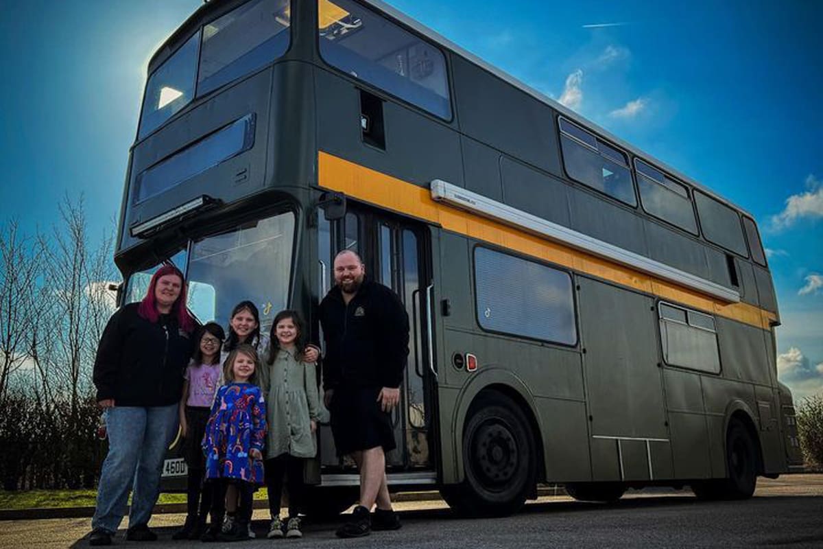 No podían costear sus vacaciones entonces compraron un colectivo y les gustó tanto que se mudaron.