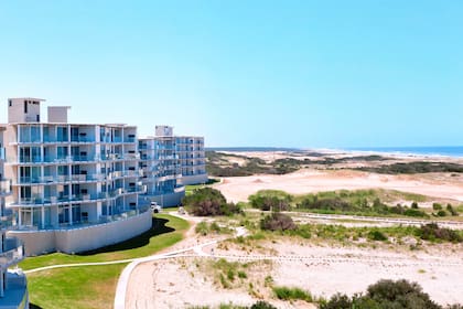 Northbeach ofrece playa privada y la combinación del mar con el bosque.