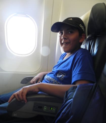 Para Adrián, viajar en avión, fue como tocar literalmente el cielo con las manos