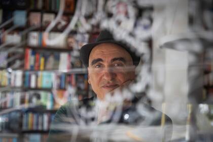 Para Rep, todas las fotografías de Charly a lo largo de estas décadas "terminaron organizando distintas formas de leer al personaje"